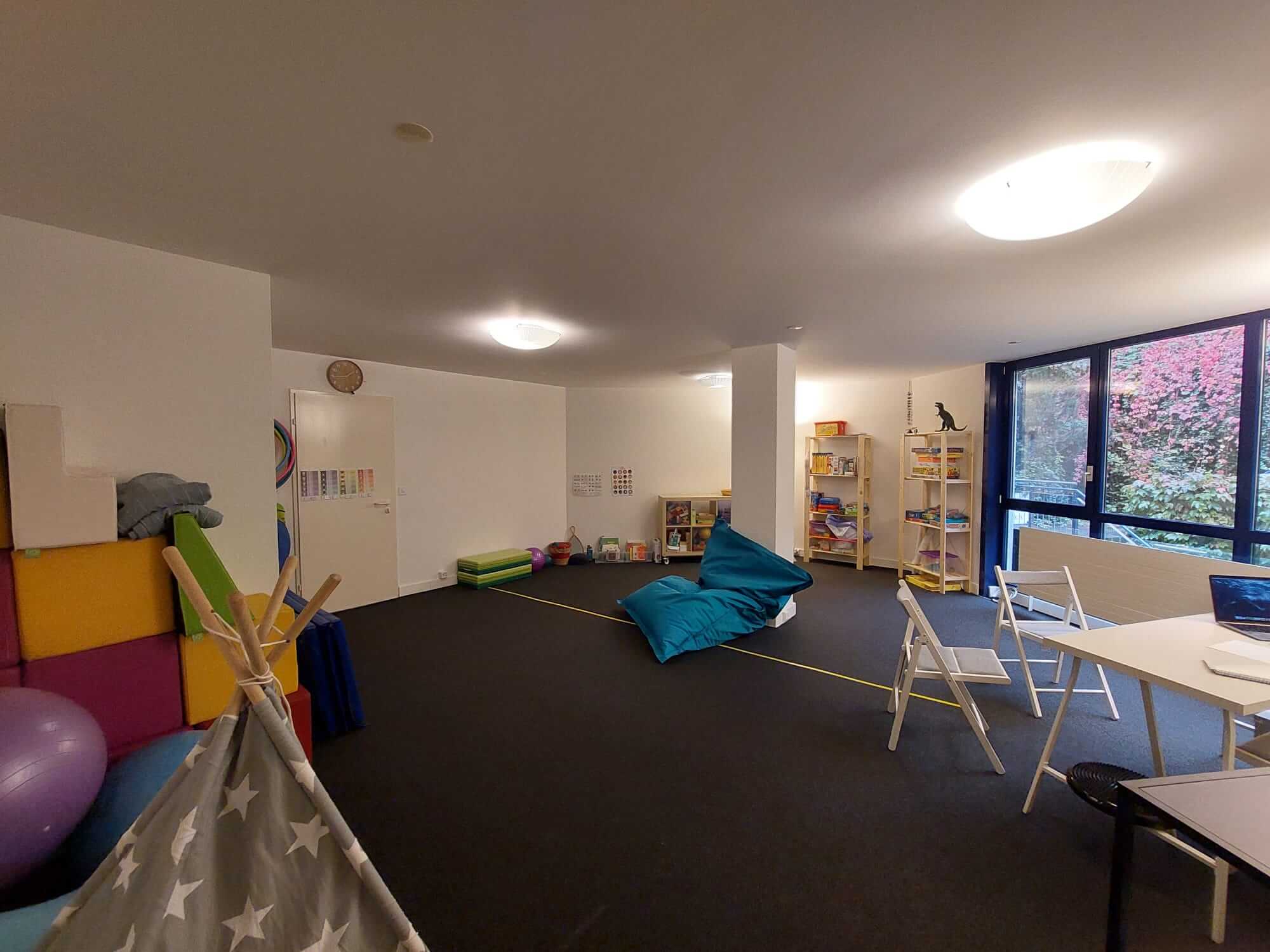 Cabinet de psychomotricité avec espace de travail