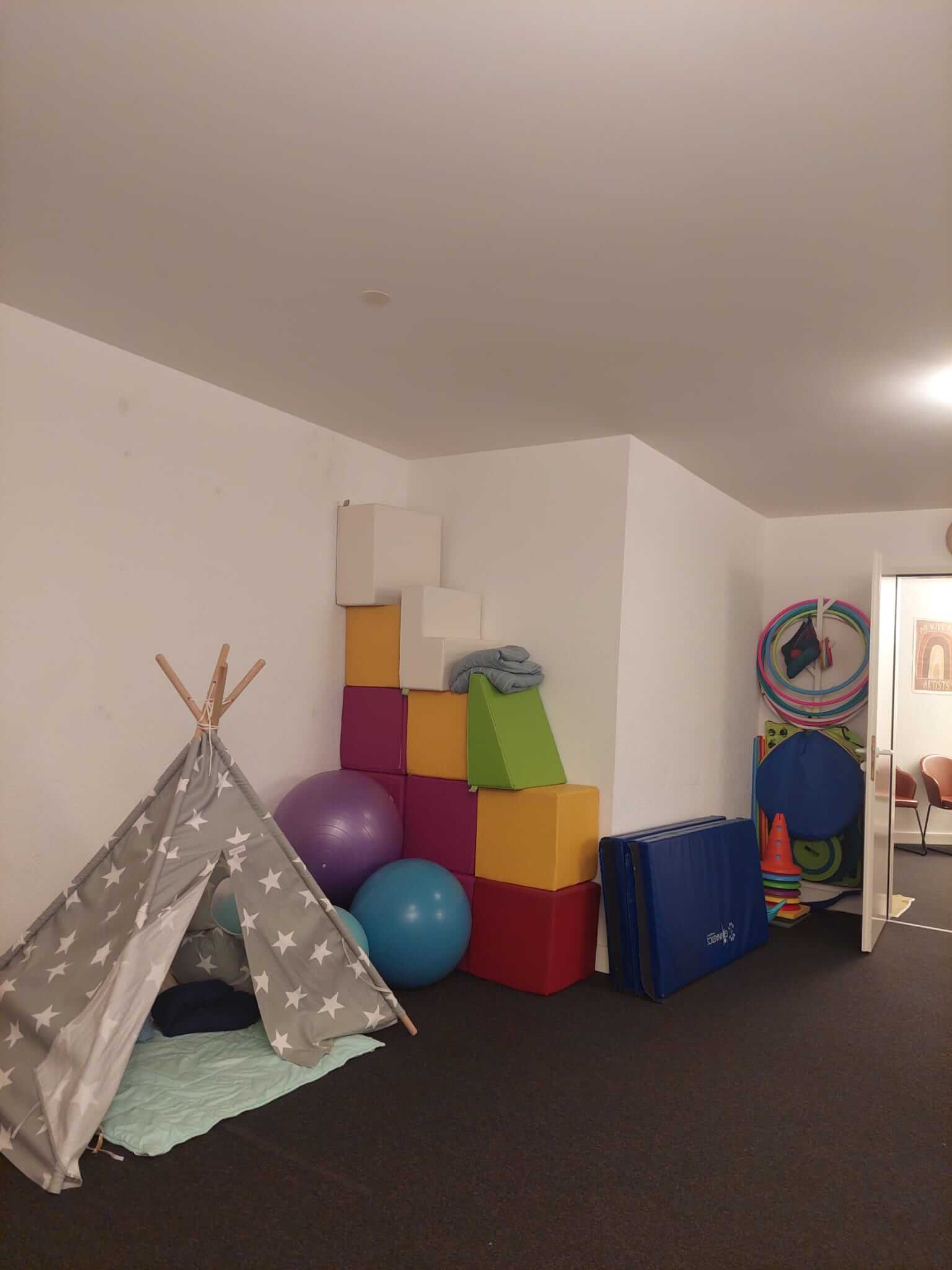Salle de psychomotricité avec matériel adapté