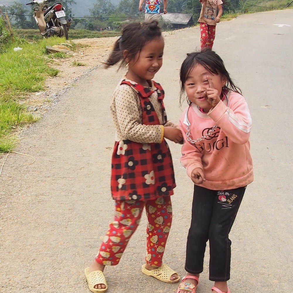 Deux fillettes jouant dehors, symbole de l'enfance qui grandit