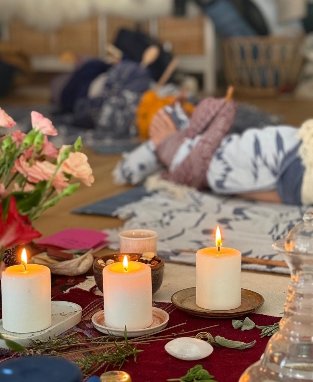 Soin rituel Rebozo : bougies et personne enveloppée dans un rebozo